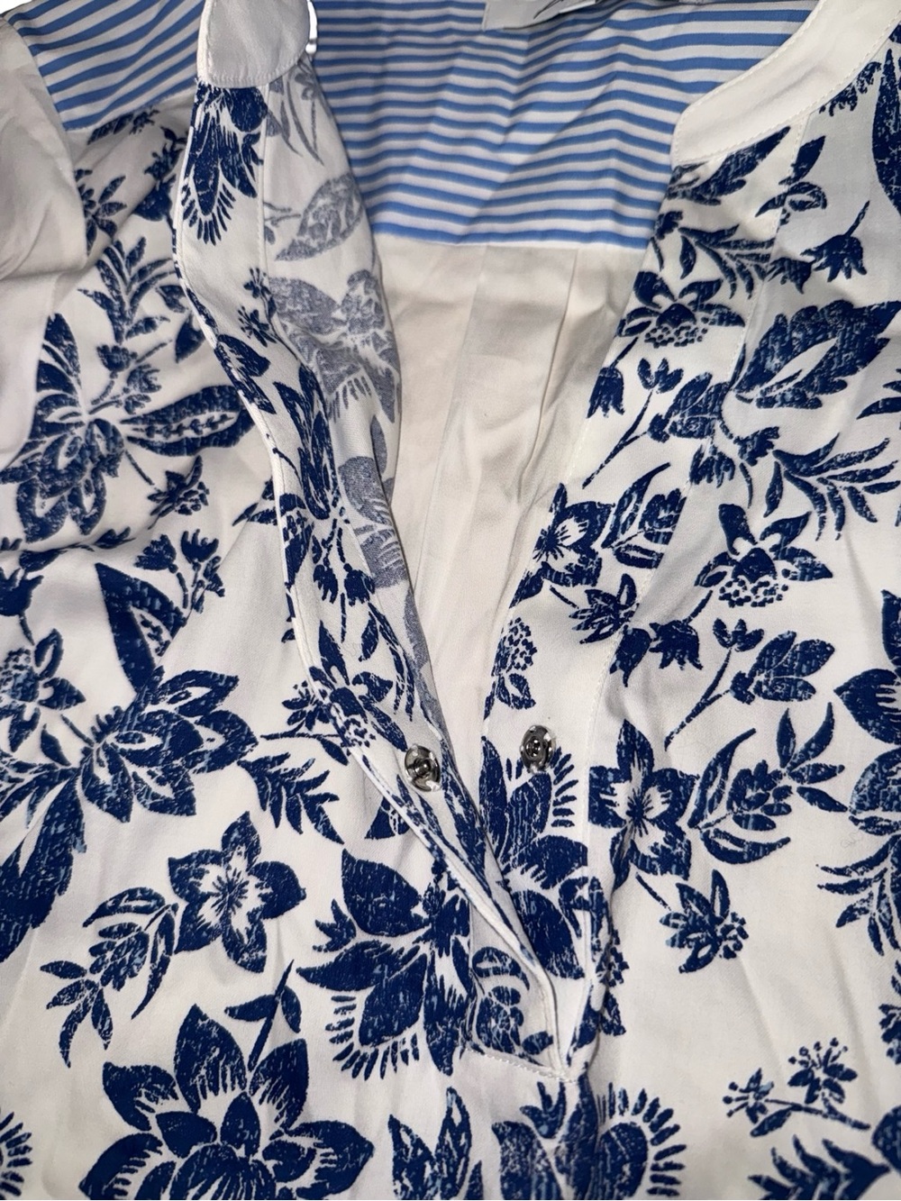 Foxcroft Colette Blouse Size 6 Blue White Floral Long Sleeve Button Front NWT - Picture 10 of 12